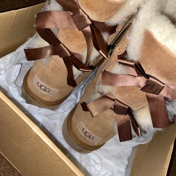 Brown ugg boots with bows - Picture 4 of 5